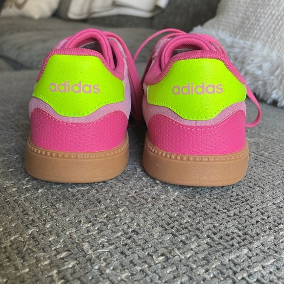 NWT ADIDAS Breaknet Sneakers! - Picture 3 of 9